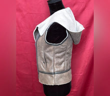Load image into Gallery viewer, Juniors Tan and brown Shearling Vest
