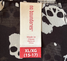 Load image into Gallery viewer, Black and White Skull Print Blouse
