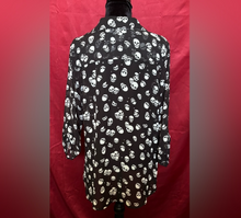 Load image into Gallery viewer, Black and White Skull Print Blouse
