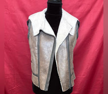 Load image into Gallery viewer, Juniors Tan and brown Shearling Vest
